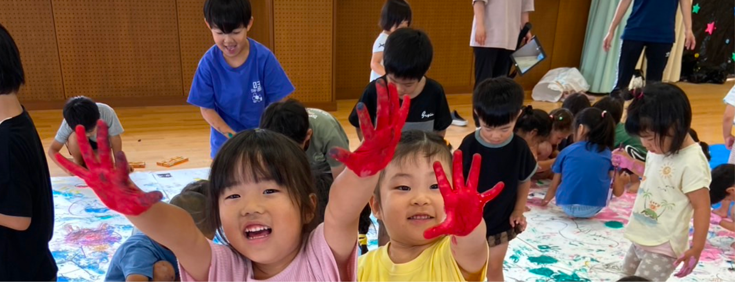地域の子どもたちによる紙を使った創作活動